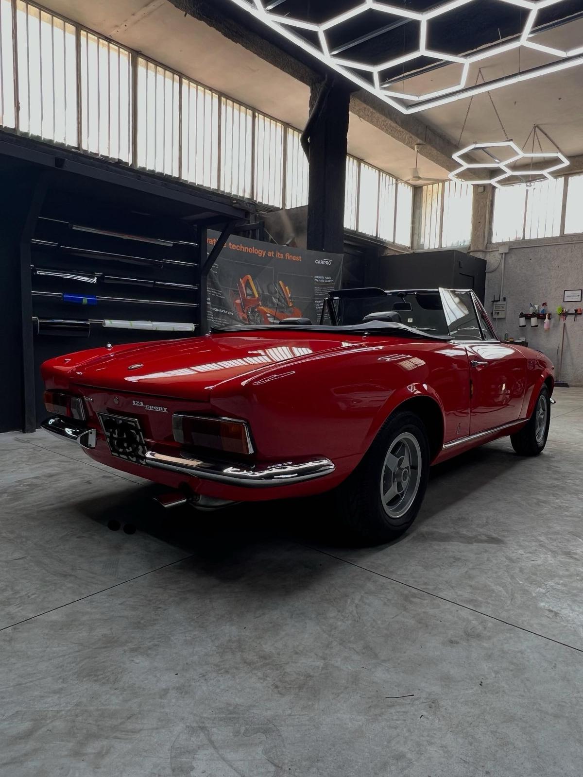 L’atelier Black Mirror con una Fiat 124 Spider rossa