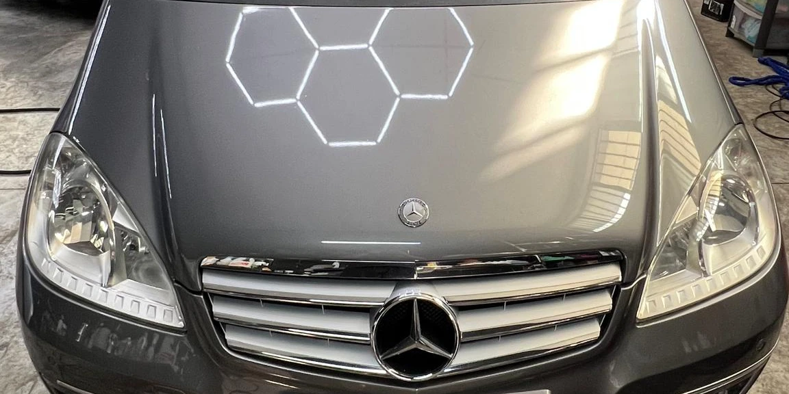 Frontale della Mercedes dopo il ripristino dei fari, con lenti trasparenti