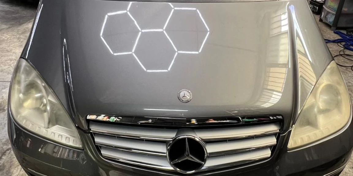 Prima del ripristino: i fari della Mercedes sono opachi e ingialliti