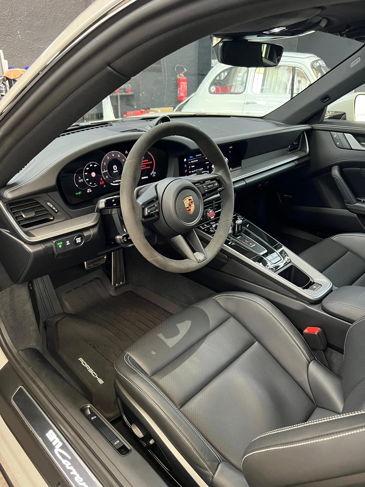 Detailing interni: volante, sedili e console di una Porsche