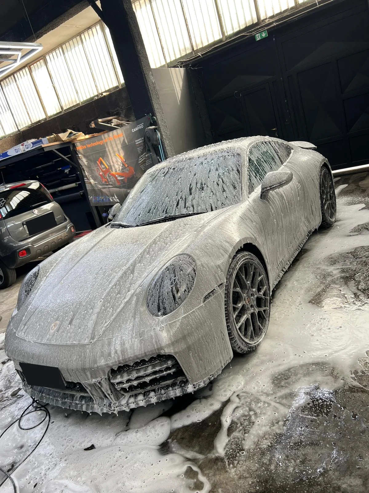 Lavaggio Premium: Porsche 911 durante il prelavaggio con schiuma
