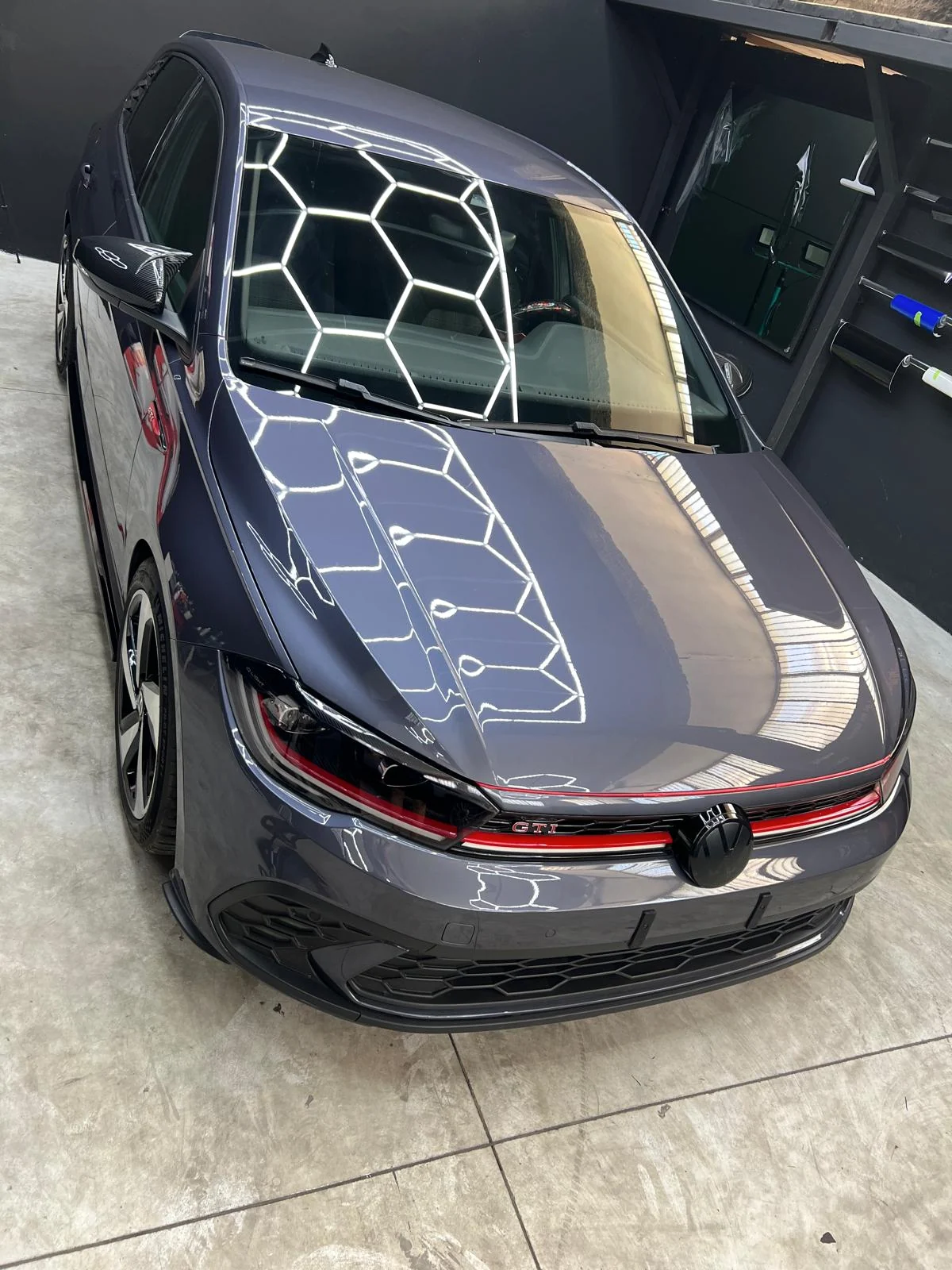 Lucidatura Multi Step: carrozzeria grigia e riflessi sul cofano di una Volkswagen Golf GTI