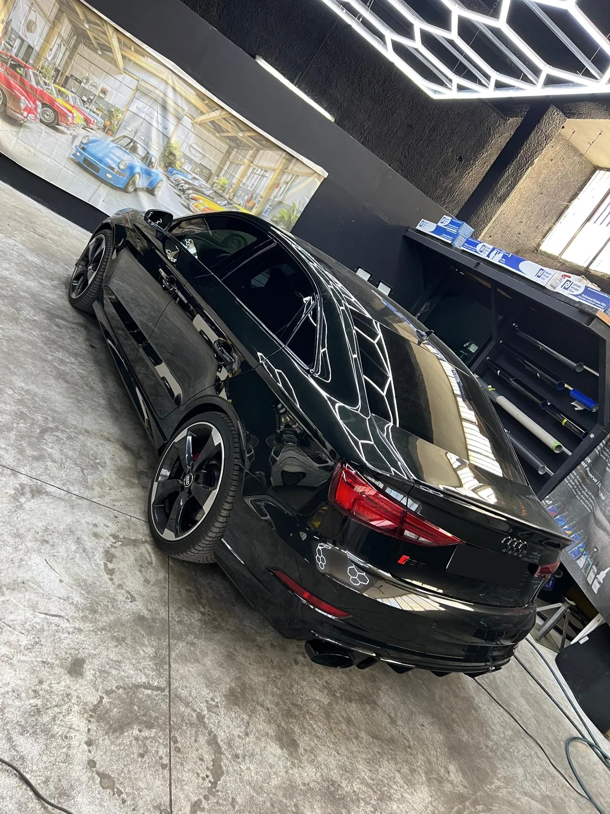 Oscuramento vetri: vista posteriore di una Audi nera in atelier